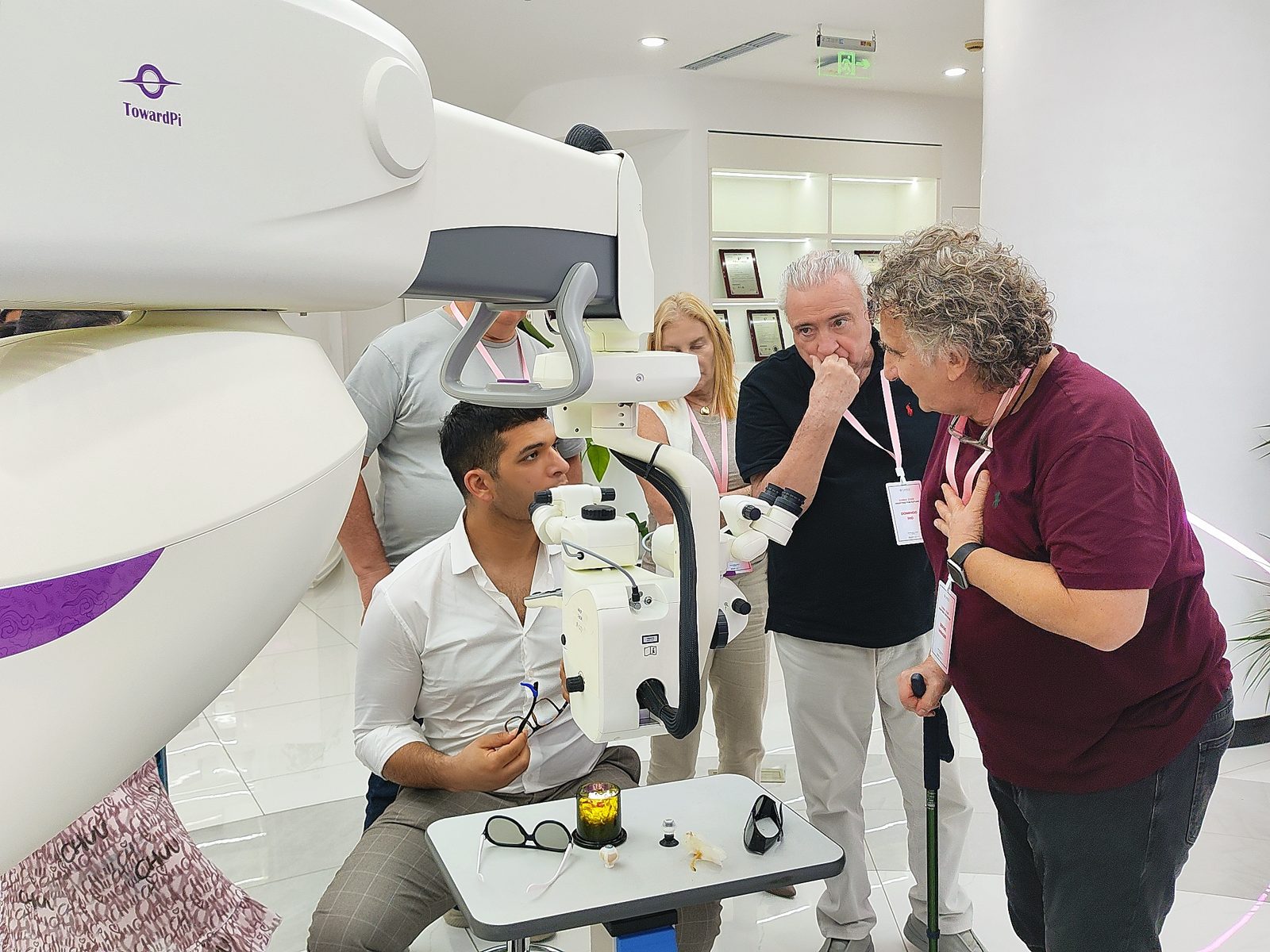 Oftalmólogo de la delegación operando un microscopio quirúrgico