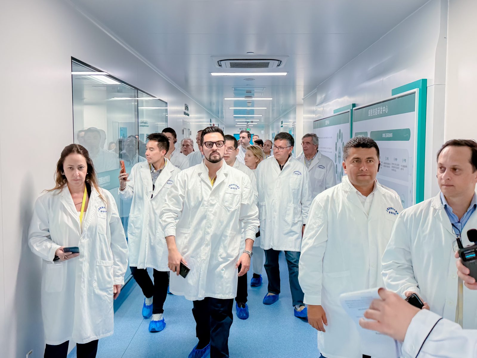 Recorrida con batas blancas por un centro médico chino