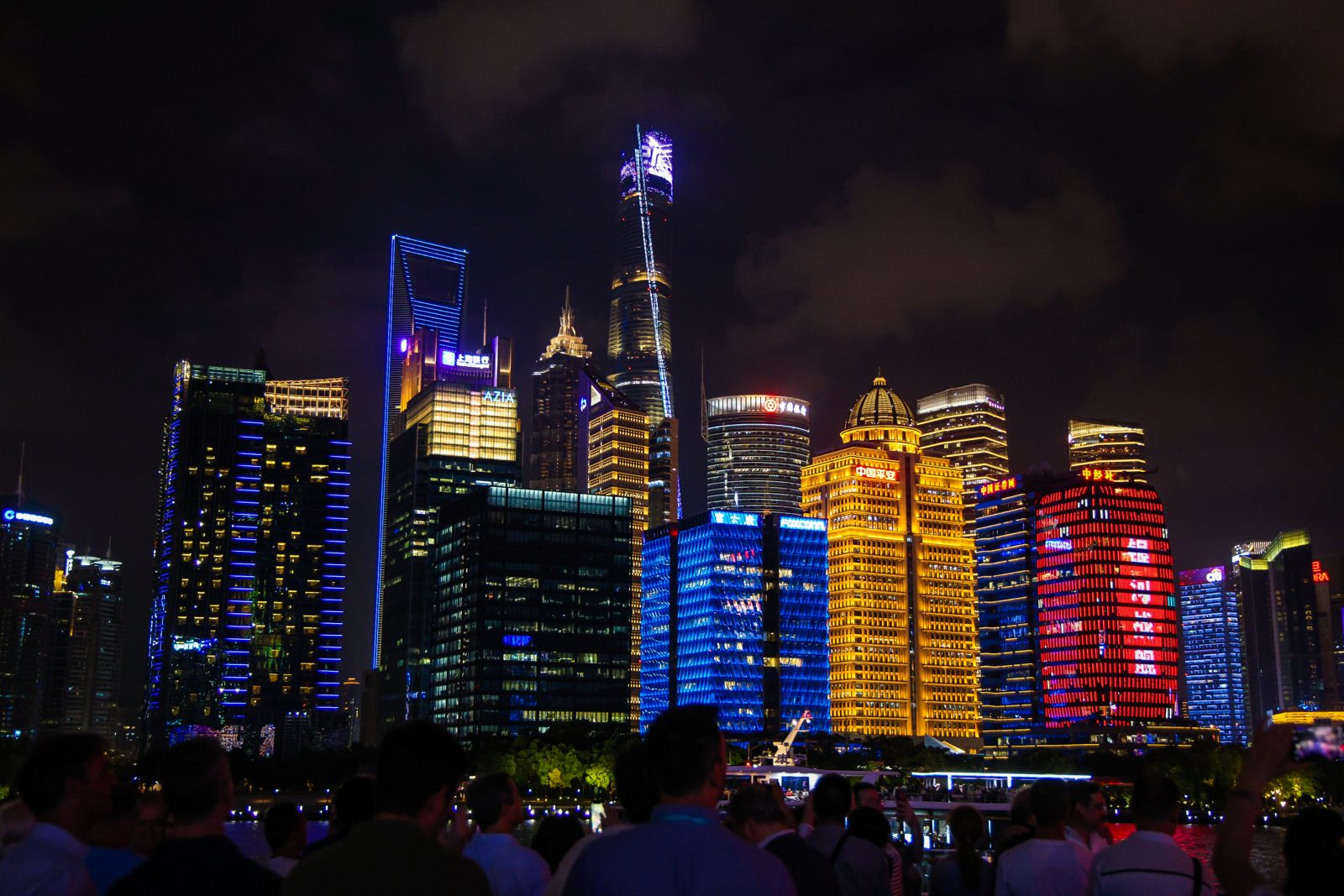 Skyline nocturno de Pudong durante la salida de la delegación