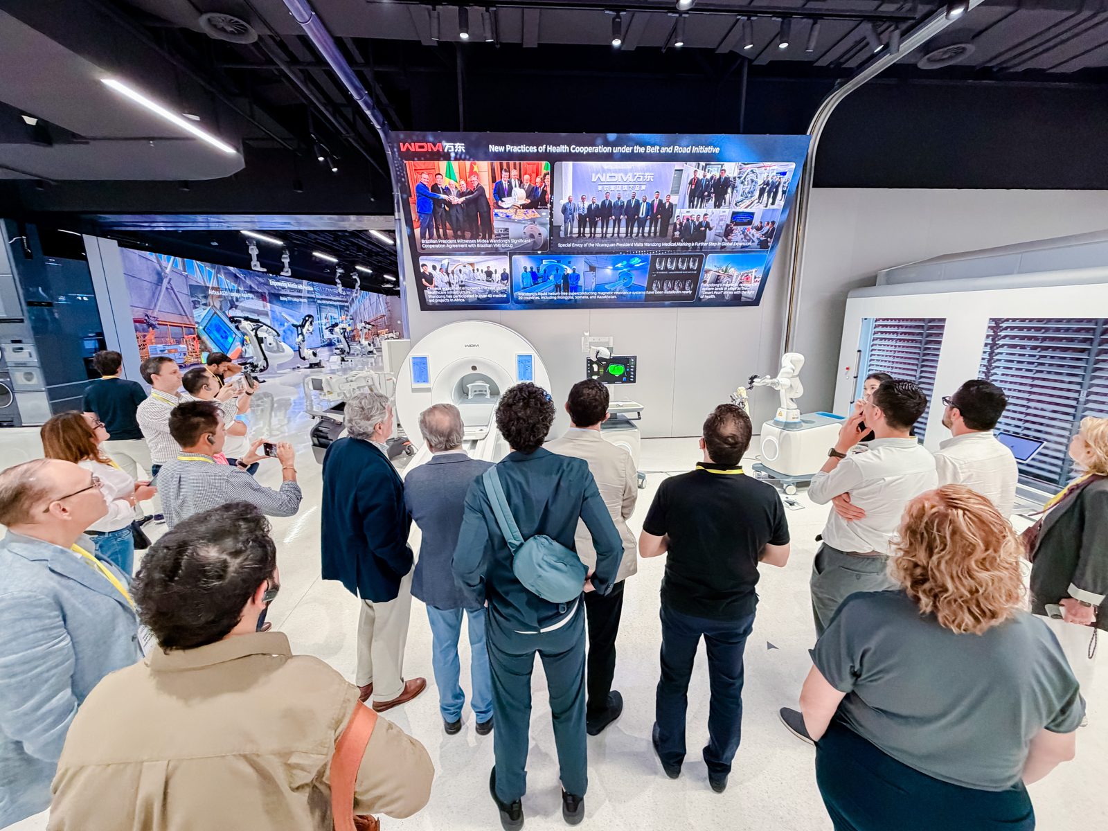 Delegación conociendo equipos de diagnóstico por imagen